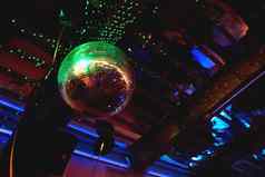 闪亮的明亮的绿色镜子迪斯科球有趣的设备迪斯科舞厅跳舞聚会，派对音乐晚上俱乐部