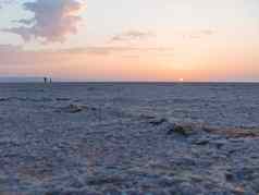 日出撒哈拉沙漠沙漠男人。迎接黎明盐湖埃及