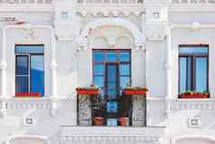 外观房子窗户阳台有图案的墙使白色砖观赏造成铁栅栏阳台莫斯科俄罗斯