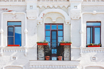 外观房子窗户<strong>阳台</strong>有图案的墙使白色砖观赏造成铁栅栏<strong>阳台</strong>莫斯科俄罗斯