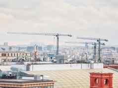 一对建设起重机屋顶建筑历史中心莫斯科工业机械日落多云的天空背景俄罗斯