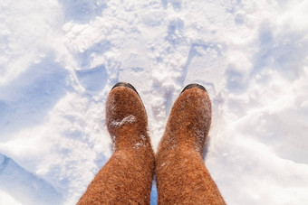 俄罗斯传统的冬天鞋子瓦伦基冬天阳光明媚的一天前视图脚缩绒羊毛靴子