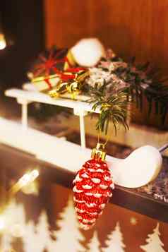 圣诞节一年装饰白色木雪橇明亮的闪闪发光的松锥冷杉树分支机构