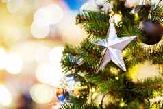 冷杉树装饰闪亮的球明星光灯泡圣诞节一年庆祝活动