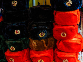 色彩斑斓的俄罗斯冬天帽子耳骨金属销红色的苏联明星俄罗斯双头鹰符号纪念品商店莫斯科俄罗斯