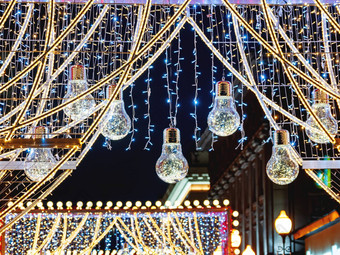 街道莫斯科装饰一年圣诞节庆祝活动拱装饰透明的光灯泡俄罗斯