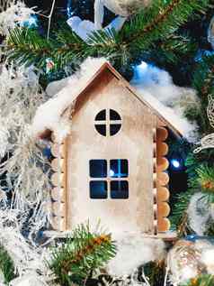 木房子装饰圣诞节树传统的装饰一年庆祝活动