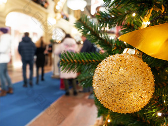 金球玩具圣诞节树购物中心传统的装饰一年庆祝<strong>活动室</strong>内商店人背景