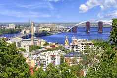 景观夏天城市基辅视图第聂伯河河桥梁波多尔区