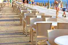 表椅子海滩咖啡馆位于散步在漫步人蓝色的海