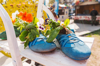 有趣的街<strong>装饰画</strong>靴子植物花内部鞋子花锅莫斯科俄罗斯
