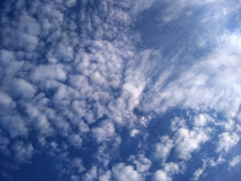 白色浪花云蓝色的天空背景