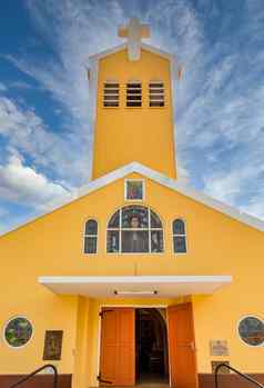 黄色的天主教教堂