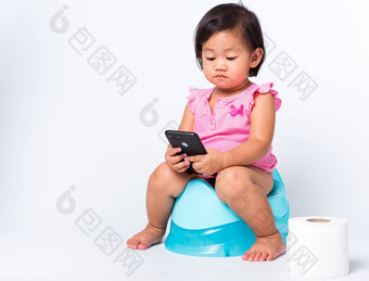 可爱的婴儿孩子女孩教育培训坐着蓝色的钱布