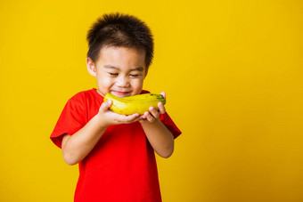 孩子孩子可爱的男孩有吸引力的微笑玩持有我