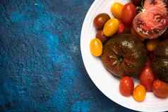 充满活力的有机西红柿板市场新鲜的素食主义者食物计划