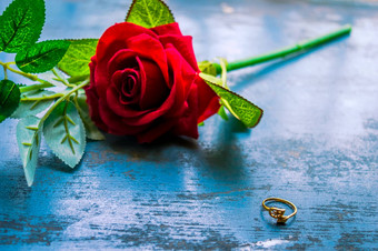 关闭黄金订婚环珠宝乡村金属地板上软焦点浪漫的红色的玫瑰花背景爱建议提出概念情人节一天婚礼假期复制空间