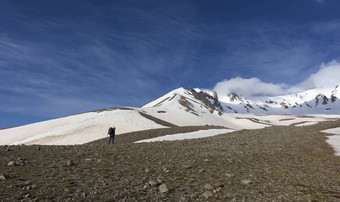 旅游上升山腰白雪覆盖的<strong>峰会</strong>