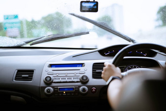 安全开车多雨的一天速度控制安全距离
