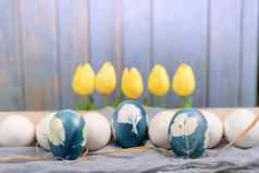快乐复活节有机蓝色的复活节蛋中间白色与