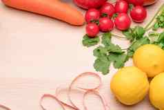 新鲜的蔬菜水果纯水健康的食物饮食nutrit
