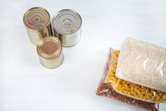 人道主义援助可怜的大家庭捐赠食物危机流感大流行检疫锡罐罐头食物炖肉荞麦大米意大利面透明的袋