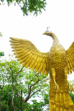 数字孔雀黄金雕像长翅膀的