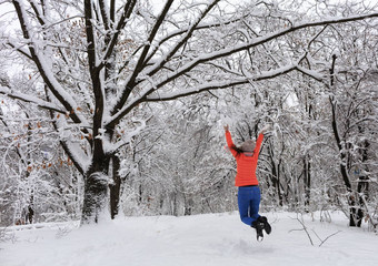 年轻的美丽的女孩走幸福的跳跃冬天白雪覆盖的童<strong>话语</strong>言森林多枝的常年橡木