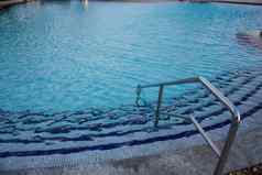 蓝色的游泳池柚木木地板