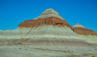 画沙漠阳光明媚的一天多样化的沉积岩石