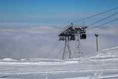 大滑雪椅子电梯黄碱法国蓝色的天空冬天一天
