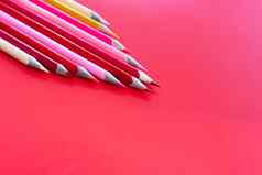 团队合作概念集团颜色铅笔粉红色的背景