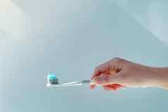 女人手持有牙刷牙膏应用closeu