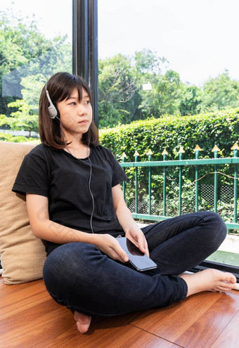 十几岁的女听音乐智能手机