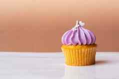可爱的蛋糕小白色心紫色的奶油粉红色的回来
