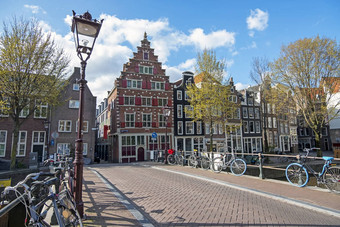 城市风景优美的阿姆斯特丹旧一方面,Voorburgwal撒