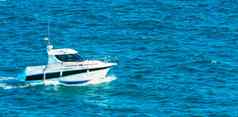 摩托艇航行海安静的巡航蓝色的水