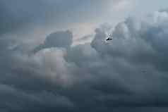 小飞机多云的天空人工降雨白色毛茸茸的云