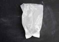 白色透明的塑料袋产品黑色的背景