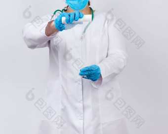 医生女人白色外套面具持有扭曲的纱布绷带