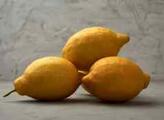成熟的黄色的柠檬灰色的表格成分柠檬水