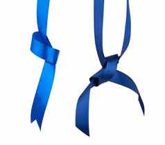 蓝色的黑暗蓝色的丝绸丝带挂结隔离