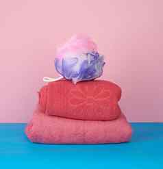 堆栈粉红色的折叠毛巾塑料毛巾蓝色的