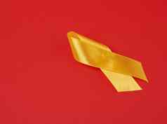 黄色的丝绸丝带循环红色的背景