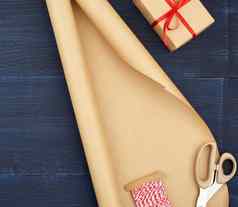 棕色（的）卡夫纸包装礼物盒子系红色的丝带