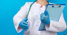 医生女人白色外套蓝色的乳胶手套持有平板电脑