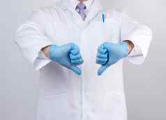 医生白色外套按钮显示手势不喜欢