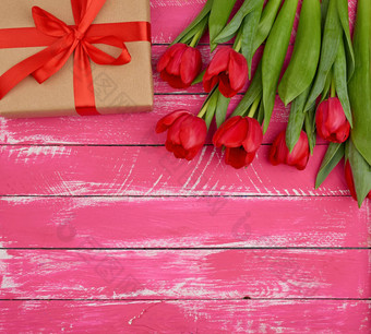 花束红色的盛开的郁金香绿色叶子包装礼物