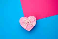 粉红色的礼物盒子形式心弓蓝色的后台