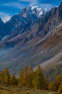秋天景观意大利阿尔卑斯山脉